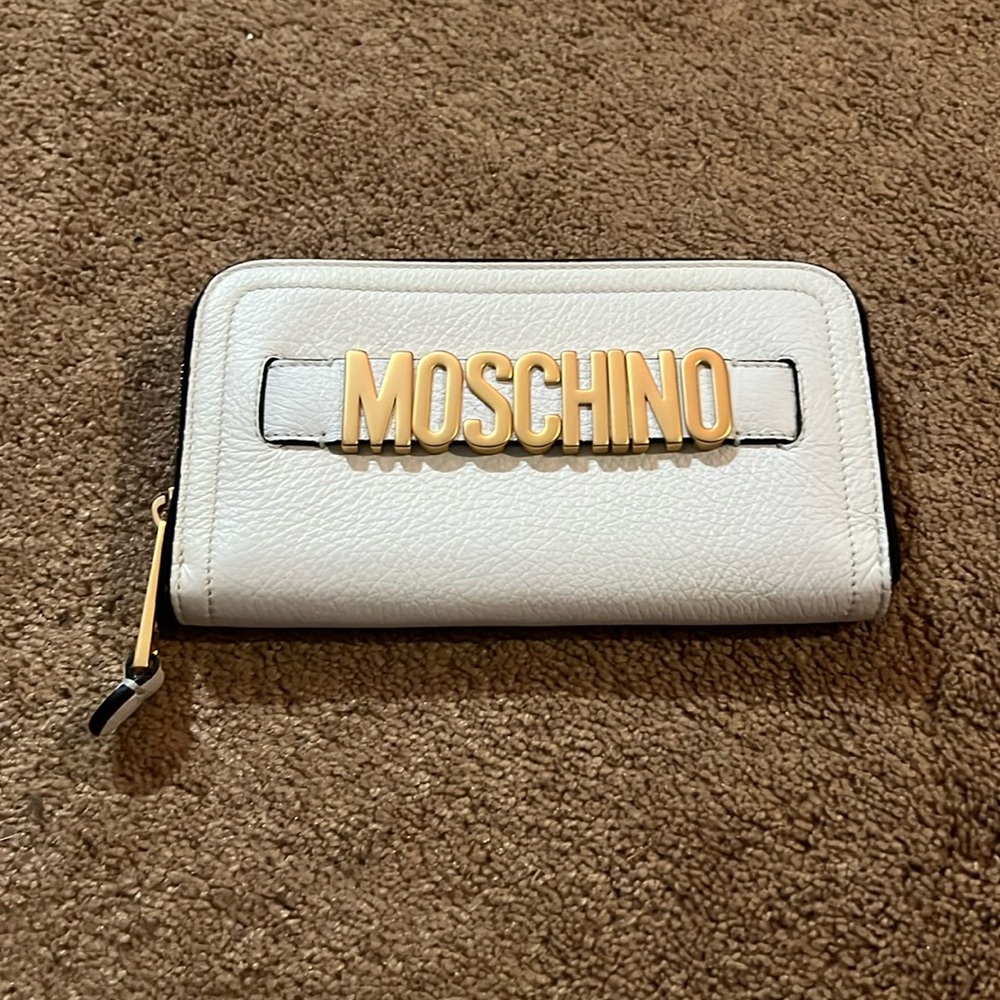 NWT Moschino Logo Pebble Leather Zip-Around Long Wallet